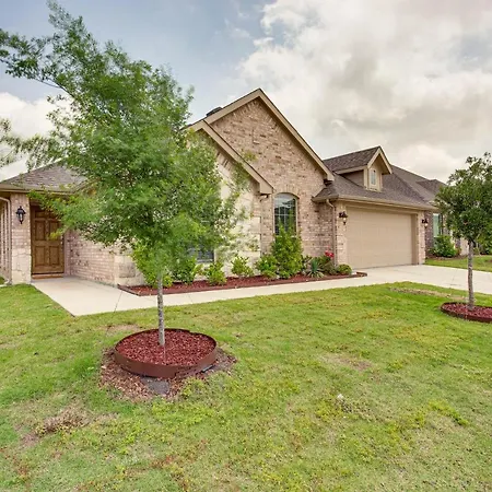 Spacious Forney Home Rental With Game Room!